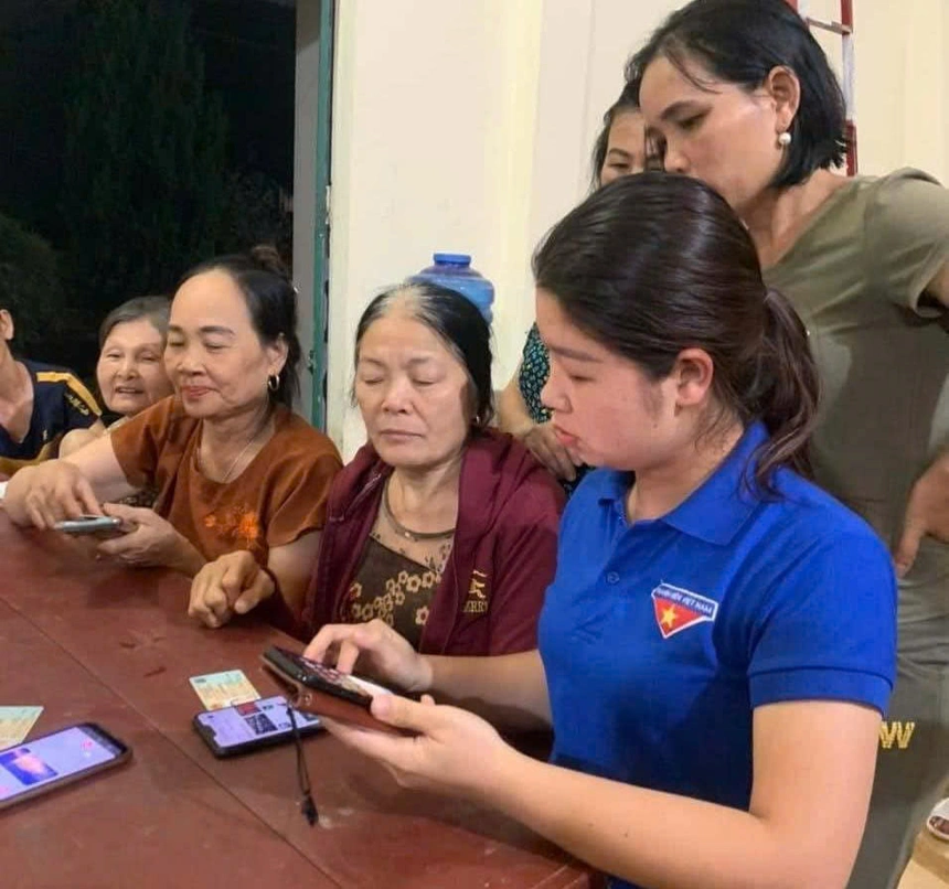 Lào Cai đẩy mạnh chuyển đổi số nhờ mạng lưới tổ công nghệ số cộng đồng 2 Các thành viên tổ công nghệ số cộng đồng hướng dẫn người dân thực hiện các thủ tục hành chính trực tuyến. (Ảnh Phụ Nữ Việt Nam)