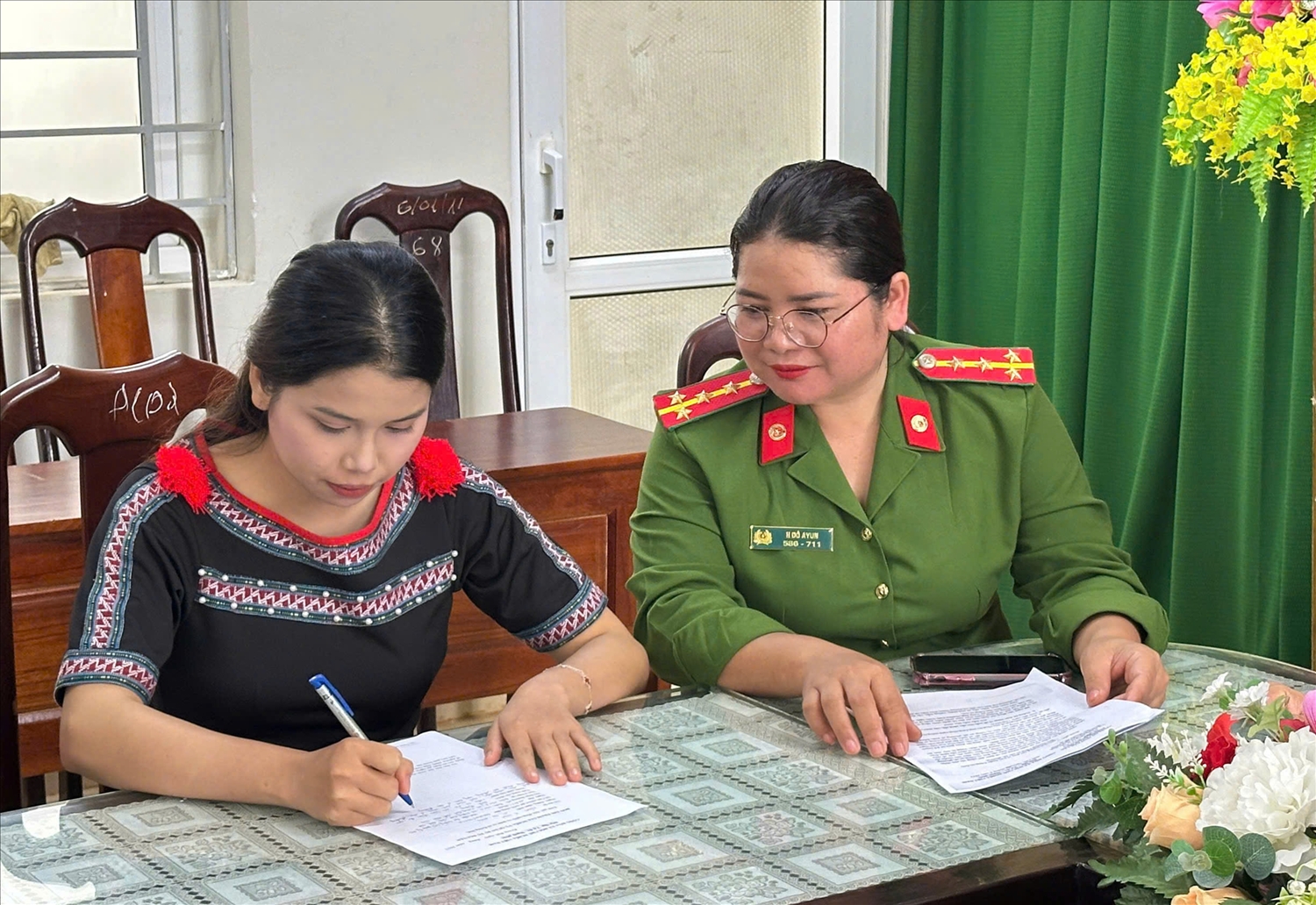Thanh niên buôn làng nhiệt huyết viết đơn tình nguyện nhập ngũ 3 Cán bộ Công an xã Krông Búk hướng dẫn thanh niên làm đơn tình nguyện nhập ngũ. (Ảnh: NT)