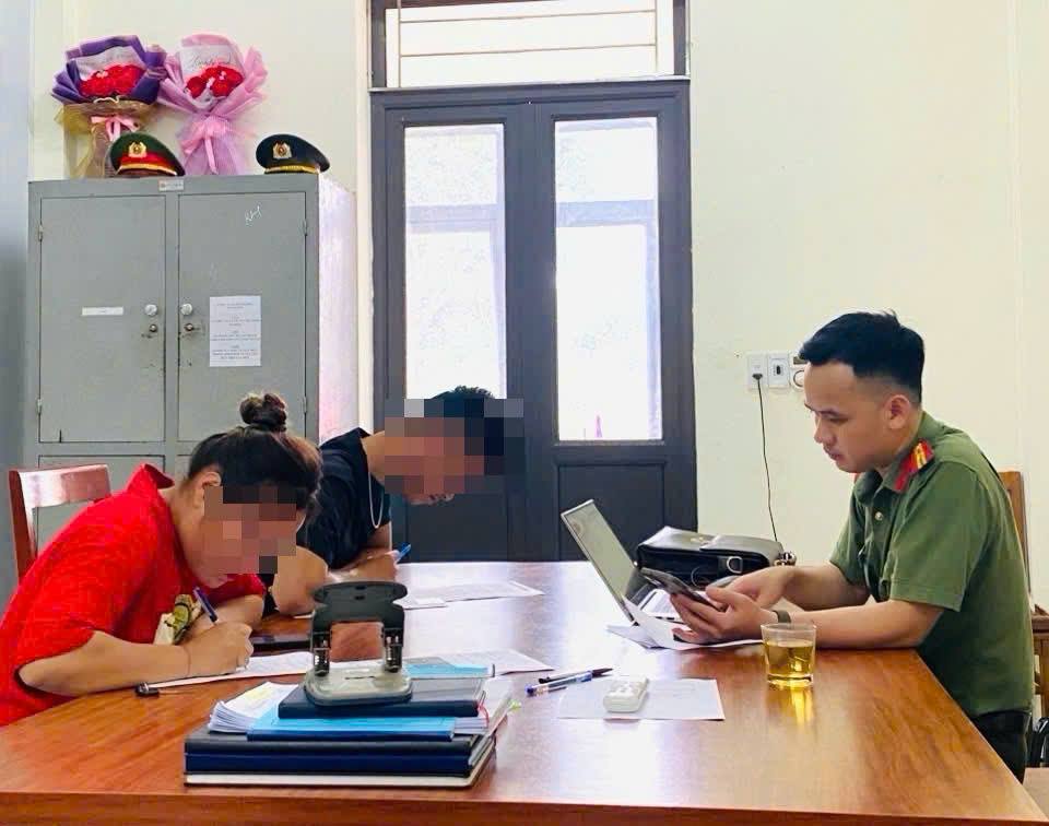 Cán bộ Phòng An ninh đối ngoại làm việc với các đối tượng (ảnh CTTĐT công an tỉnh Lào Cai )