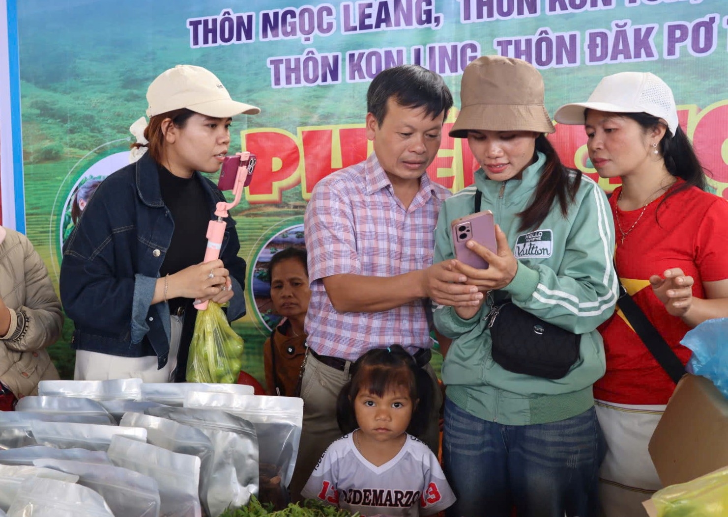 Cán bộ xã Tu Mơ Rông hướng dẫn người dân cách đăng ký các thủ tục hành chính qua mạng. (Ảnh: Ngọc Chí)