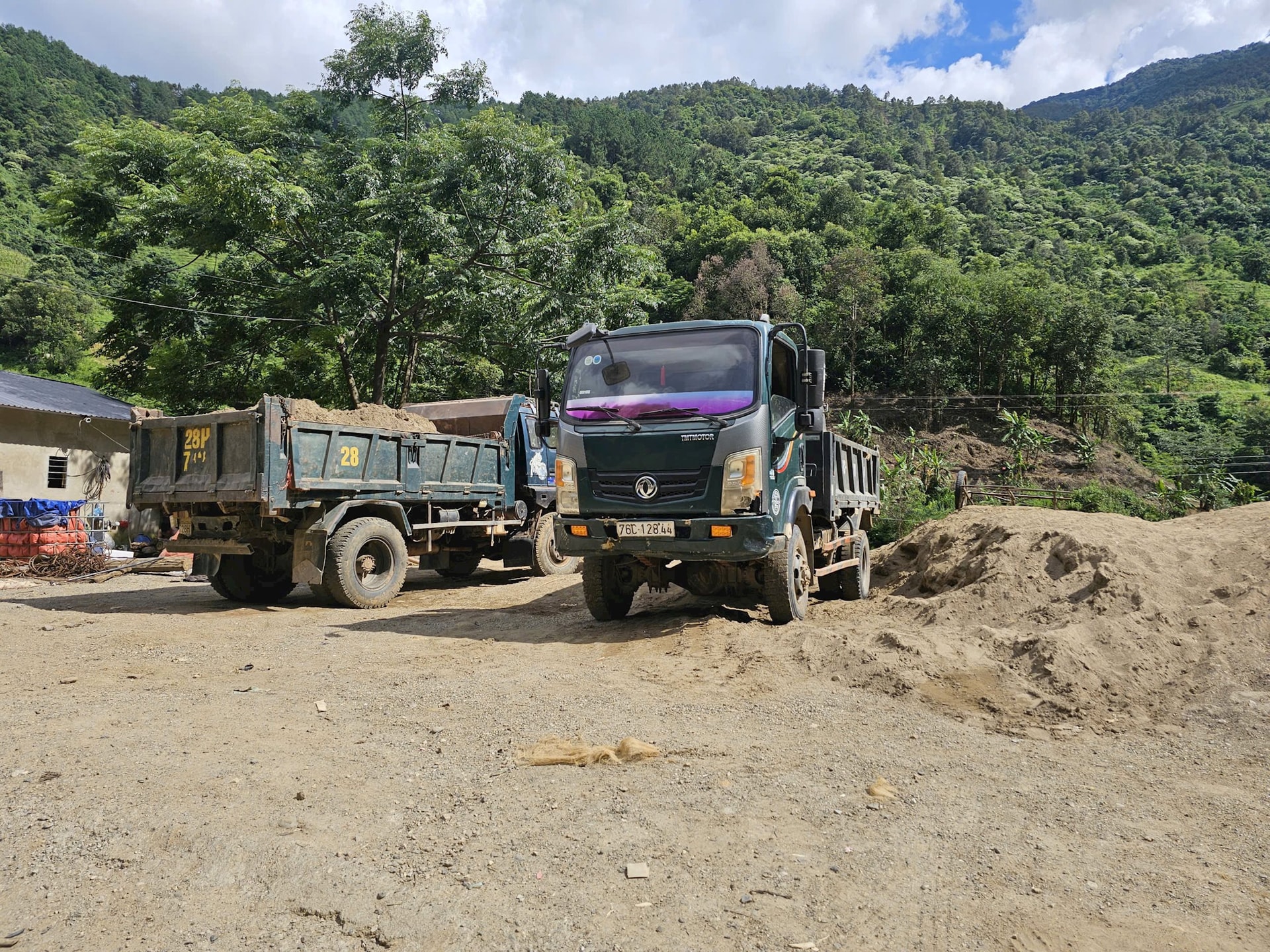 Lào Cai tăng cường kiểm tra hoạt động khai thác cát sỏi tại suối Nậm Kim 6 Cát được khai thác, tập kết tại khu vực bản Trống Là, xã Khao Mang. Ảnh: T.H