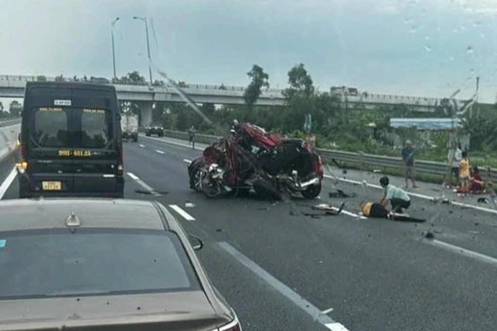 Ô tô con biến dạng sau va chạm trên cao tốc Hà Nội – Hải Phòng, một người nhập viện 4 Chiếc ô tô màu đỏ bị vò nát sau vụ tai nạn (Ảnh: Bá Tuấn).