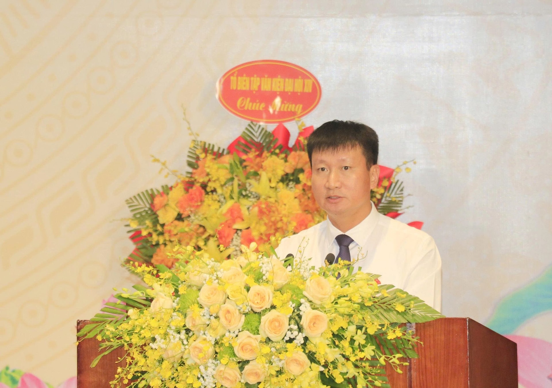 Lào Cai định hướng phát triển du lịch thành ngành kinh tế mũi nhọn giai đoạn 2025-2030 6 Chủ tịch UBND tỉnh Lào Cai Trần Huy Tuấn phát biểu tại Đại hội. Ảnh: Tuấn Trung.
