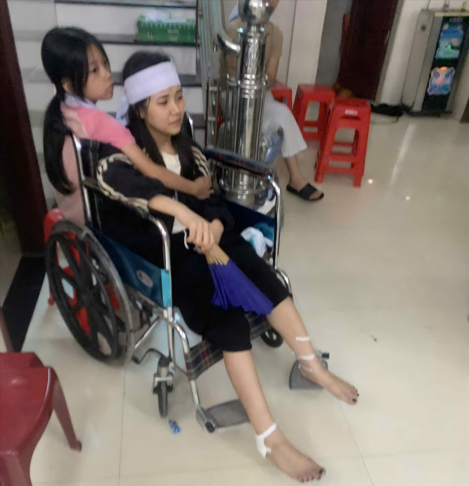 Con gái cùng vợ anh Sáu hiện đang được điều trị tại Bệnh viện Đa khoa Cửa Đông. (Ảnh: Phạm Tiến)