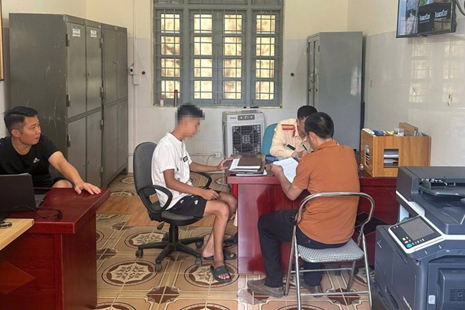 Xử phạt thiếu niên bốc đầu xe máy điện, quay clip đăng mạng ở Lào Cai 1 Công an xã Bảo Yên, tỉnh Lào Cai làm việc với Đ. Đ. M. Ảnh: Công an Lào Cai