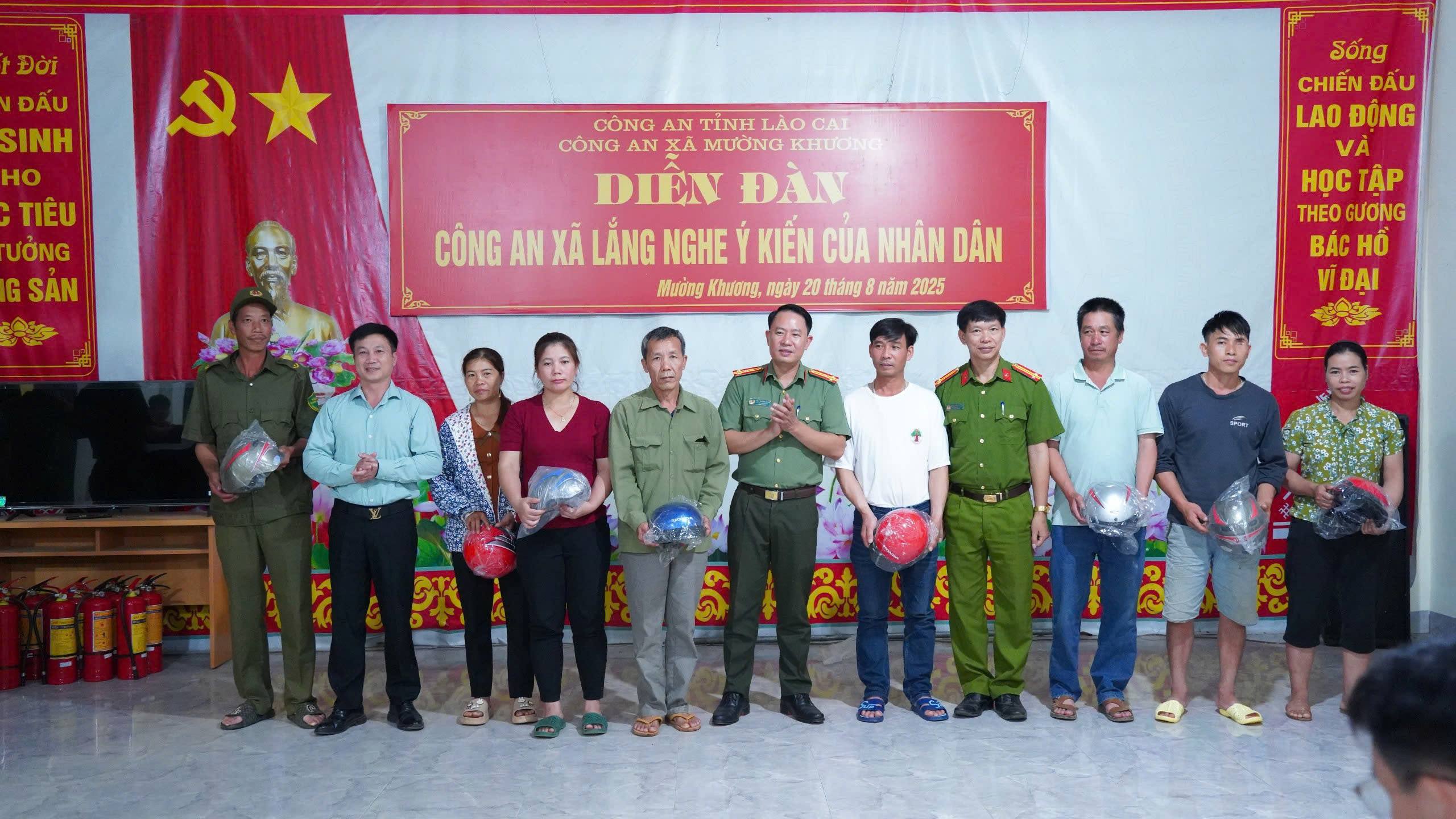 Công an xã Mường Khương tổ chức Diễn đàn lắng nghe ý kiến Nhân dân 3 Công an xã tặng mũ bảo hiểm cho người dân (ảnh CTTĐT công an tỉnh Lào Cai )