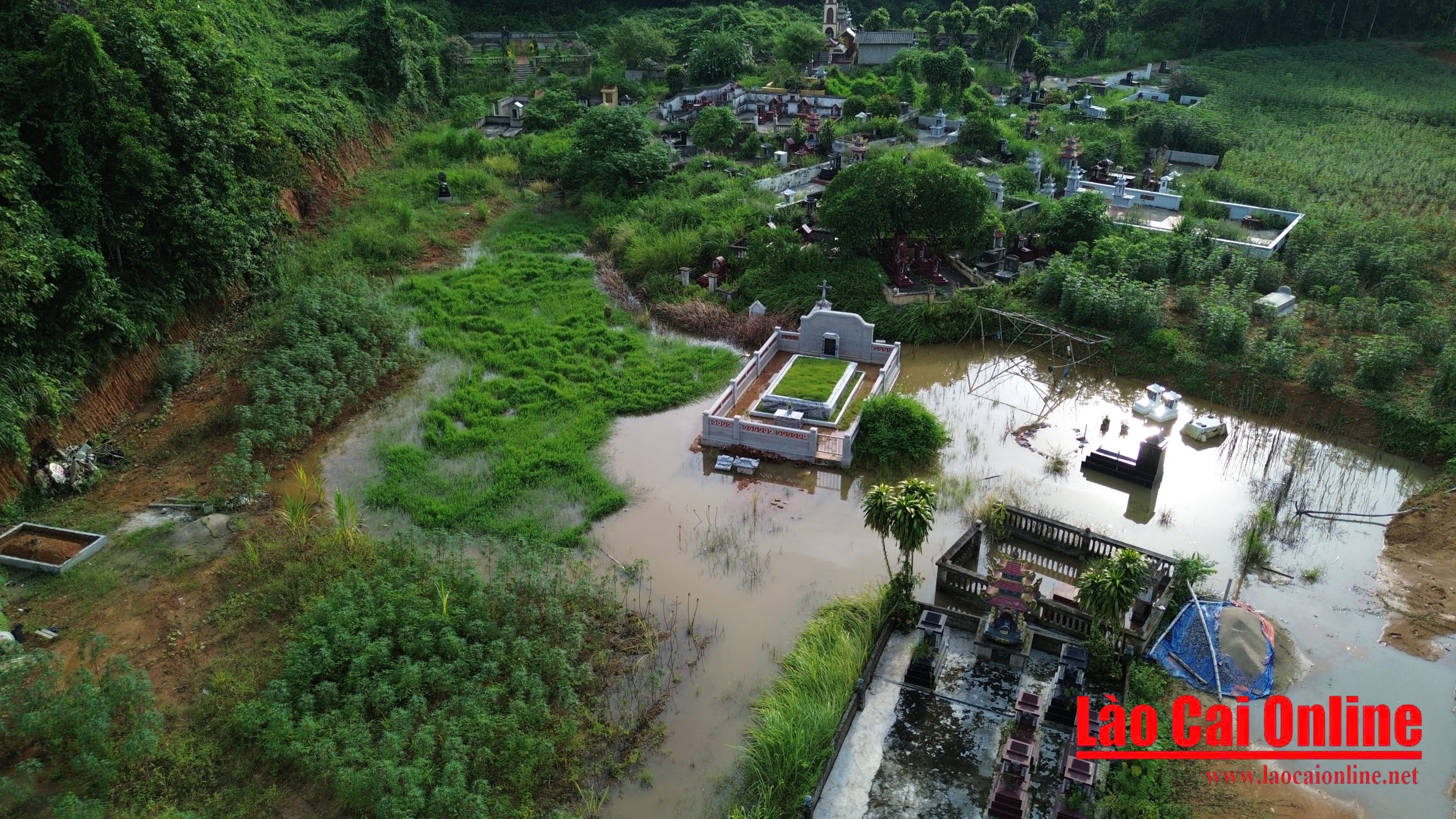 Nhiều phần mộ ở nghĩa trang thôn Chính Tiến bị ngập sâu hơn 1 mét 2 Nhiều ngôi mộ ngập sâu dưới nước . Ảnh Du Kỷ