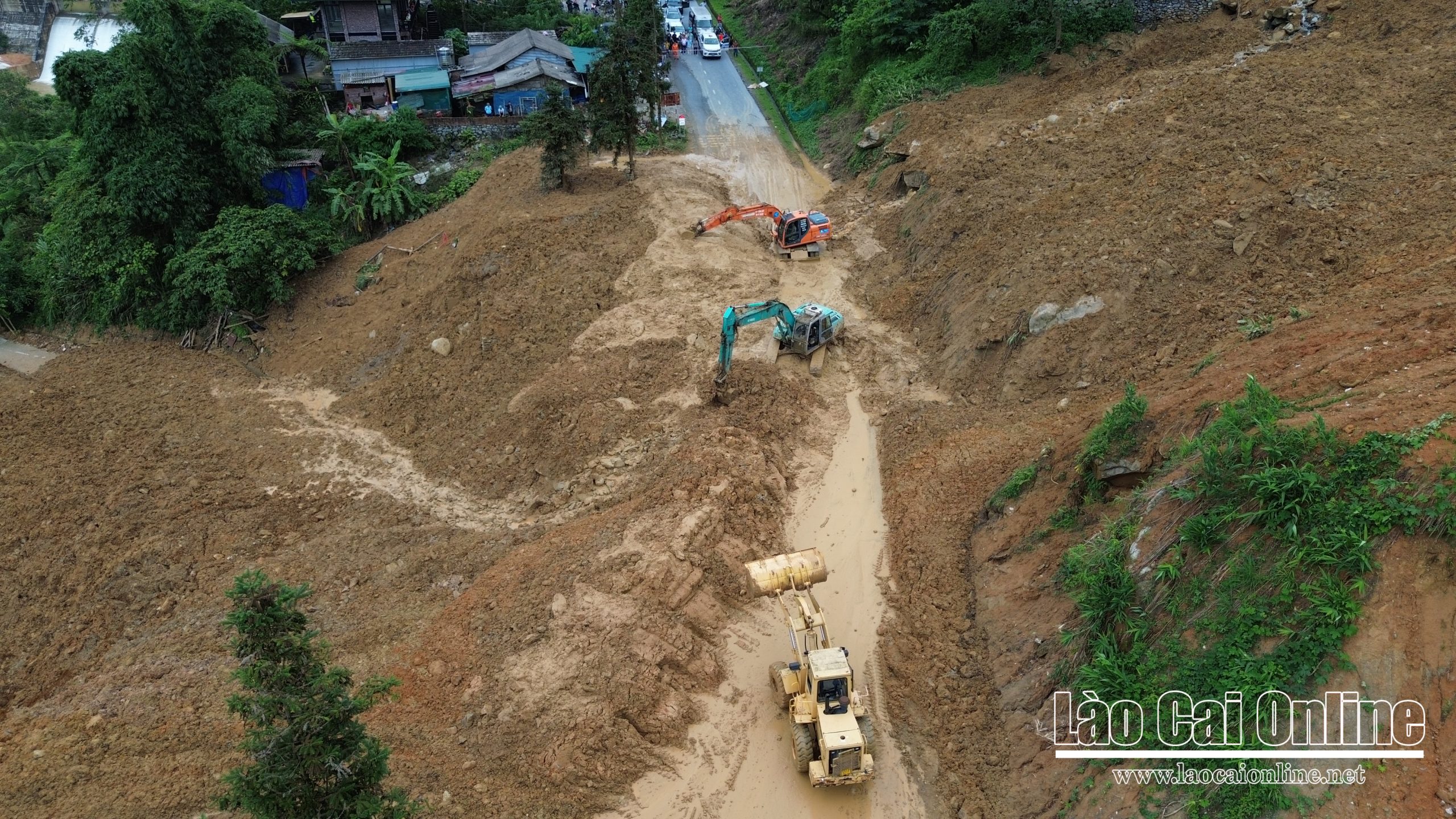 Sạt lở lớn trên Quốc lộ 4D, tuyến đường đã tạm thông sau hơn 3 giờ chia cắt 8 Các đơn vị thi công huy động 2 máy xúc , 1 máy ủi tiến hành khắc phục sự cố . Ảnh Du Kỷ