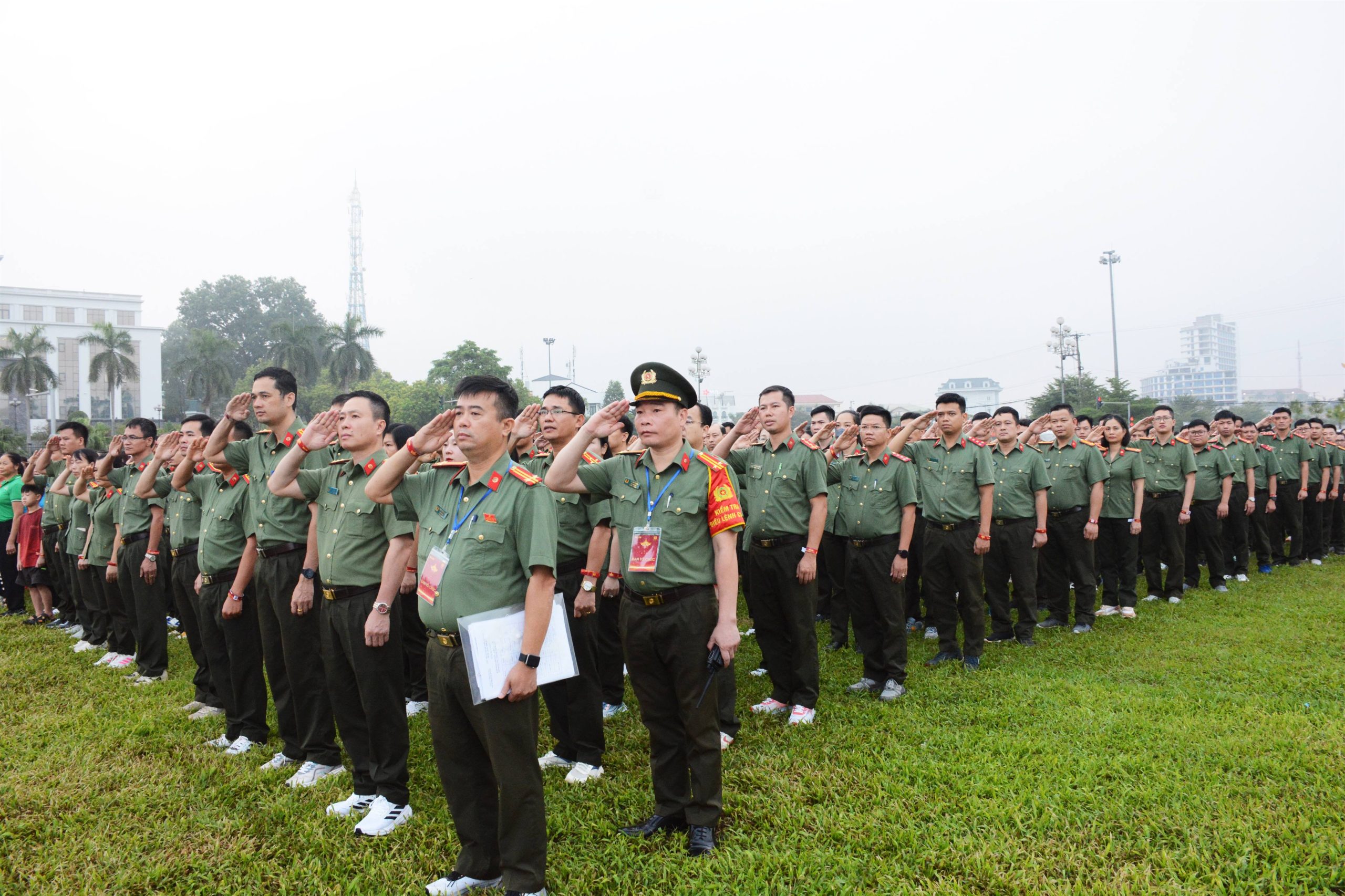 Dai bieu va Nhan dan thuc hien nghi le Chao co. 455677 scaled