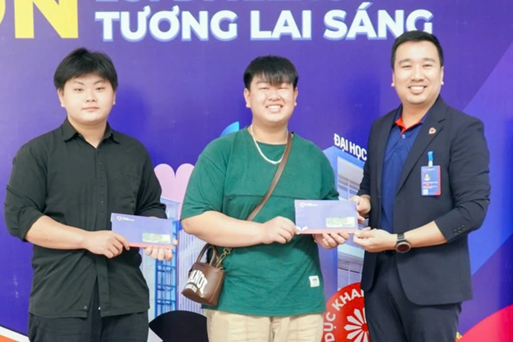 Đại học Thái Bình Dương tặng tiền mặt cho hơn 2.200 sinh viên nhân dịp Quốc khánh 2/9 1 Đại diện Trường Đại học Thái Bình Dương tặng 100.000 đồng đến tân sinh viên vào sáng 29/8 (Ảnh: Đại học Thái Bình Dương).