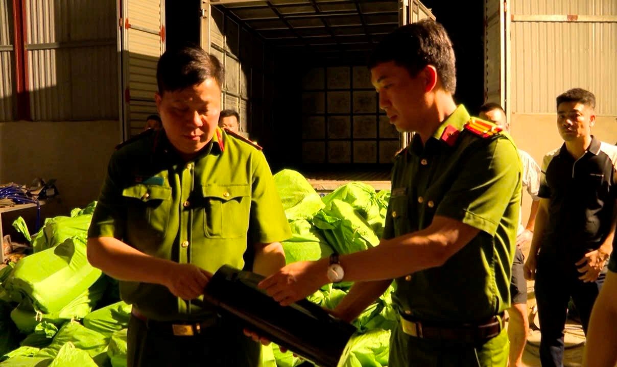 Đại tá Bùi Trung Thành, Phó Giám đốc Công an TP Hải Phòng chỉ đạo công tác điều tra tại hiện trường.