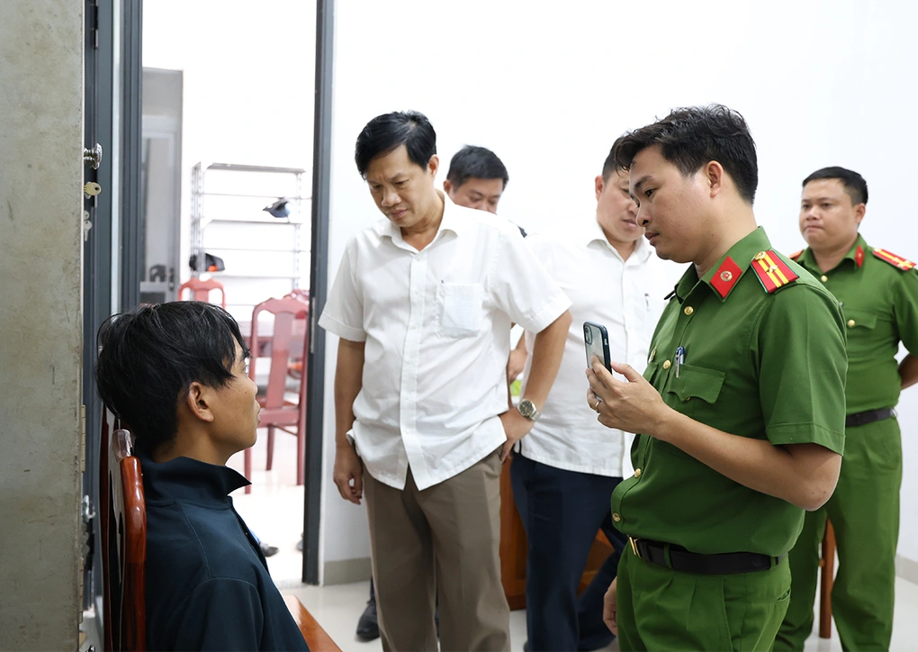 Đại tá Nguyễn Nhật Trường, Phó Giám đốc, Thủ trưởng Cơ quan Cảnh sát điều tra Công an tỉnh (áo trắng) chỉ đạo lấy lời khai Tuấn (Ảnh: Tiến Tầm)