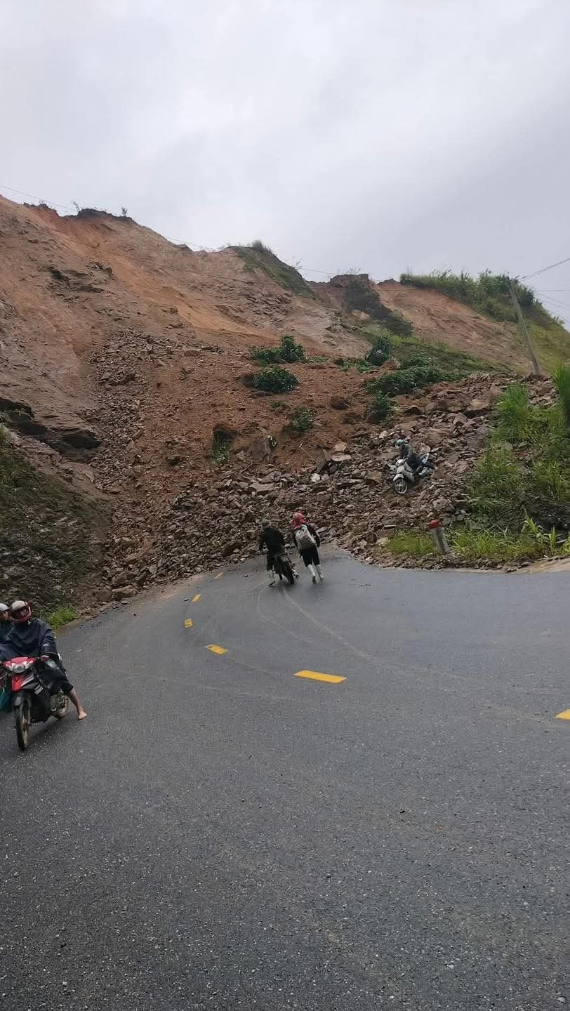 Xuất hiện vết nứt lớn tại Tuyên Quang 6 Đất, đá sạt lở khiến giao thông gián đoạn.