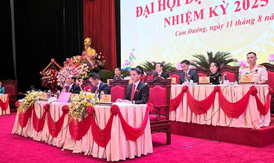 Hướng tới trung tâm giáo dục chất lượng cao của tỉnh Lào Cai 3 Đoàn Chủ tịch điều hành Đại hội đại biểu Đảng bộ phường Cam Đường lần thứ I.