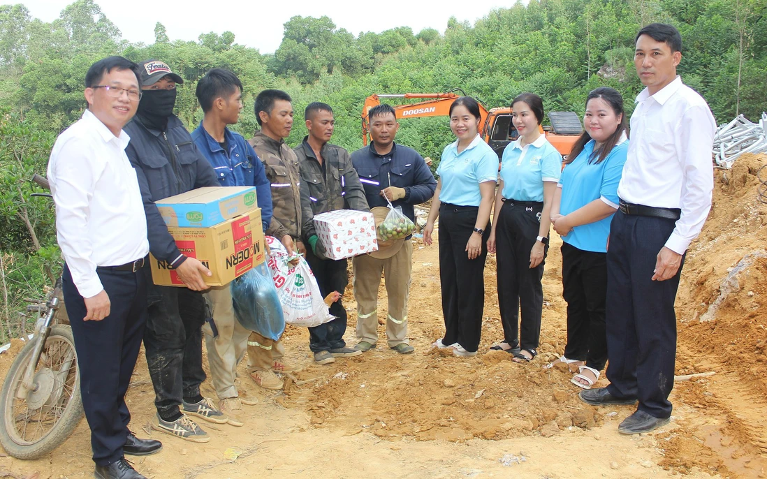 Đoàn công tác Hội LHPN tỉnh Lào Cai và lãnh đạo xã Thác Bà thăm, tặng quà cán bộ, công nhân đang thi công cột điện số 270, Dự án đường dây 500kV Lào Cai - Vĩnh Yên. (Ảnh Phụ Nữ Việt Nam)