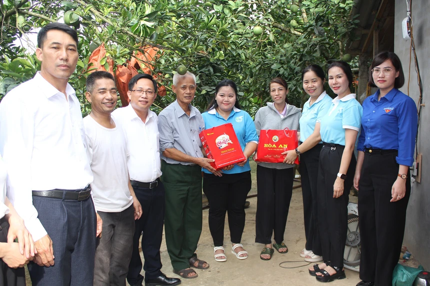 Đoàn công tác cũng tới thăm, động viên gia đình ông Bùi Quang Hưng ở thôn Phúc Hòa - hộ dân bị ảnh hưởng bởi tuyến đường điện. (Ảnh Phụ Nữ Việt Nam)