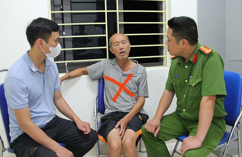 Đối tượng Hầu Chẩn Hoà tại Cơ quan điều tra. (Ảnh Quỳnh Trang)