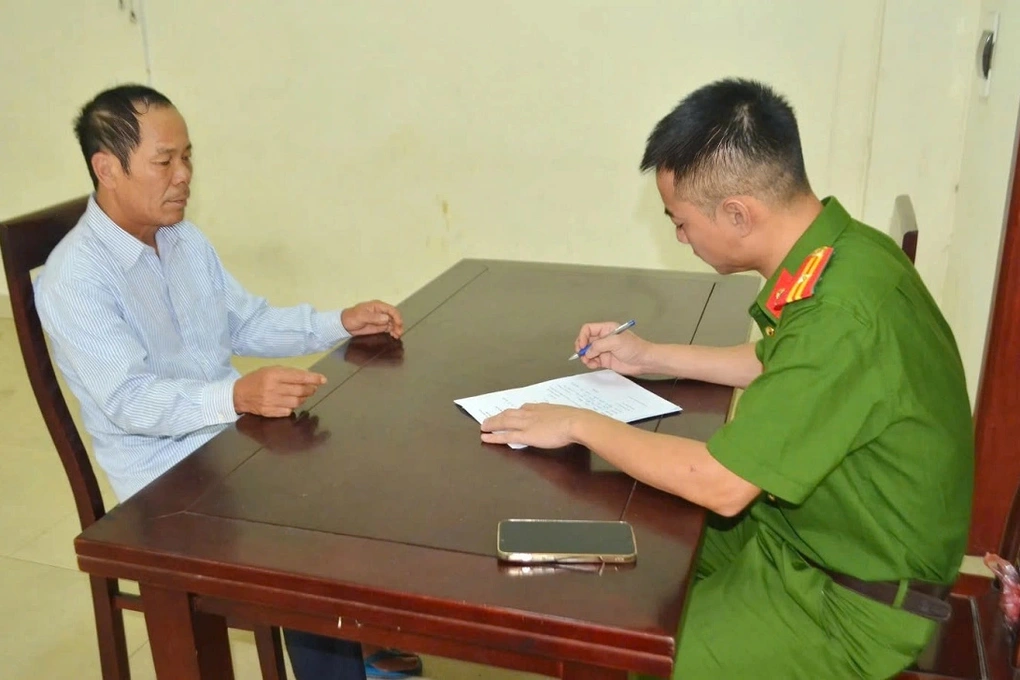 Nghệ An: Triệt phá ổ nhóm trộm chó quy mô lớn, thu giữ hơn 2 tấn tang vật 2 Đối tượng Lương Văn Dương tại cơ quan điều tra (Ảnh: Văn Hậu).