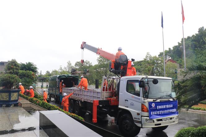 Đội xung kích được trang bị đầy đủ phương tiện, thiết bị chuyên dụng và vật tư cần thiết. Ảnh: Đinh Thùy/TTXVN