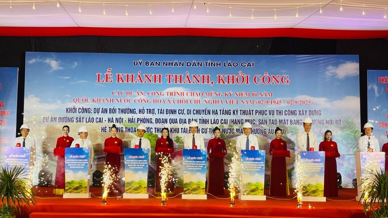 Đồng chí Bí thư Tỉnh ủy Trịnh Xuân Trường khởi công công trình khu tái định cư Nước Mát.