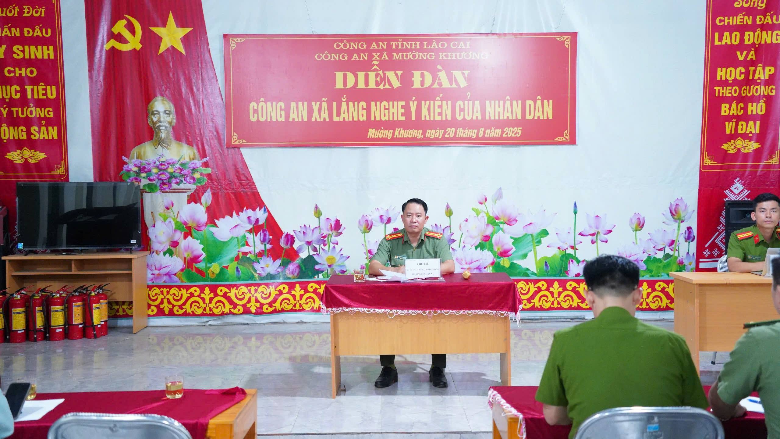 Công an xã Mường Khương tổ chức Diễn đàn lắng nghe ý kiến Nhân dân 2 Đồng chí Thượng tá Đặng Trường Giang, Trưởng Công an xã Mường Khương chủ trì hội nghị (ảnh CTTĐT công an tỉnh Lào Cai )