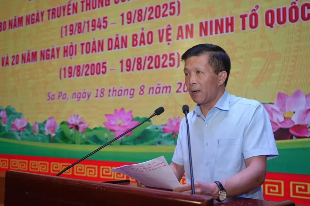 Đồng chí Nguyễn Anh Tuấn, Phó Bí thư Thường trực Đảng ủy phường phát biểu chúc mừng tại buổi Lễ. (Ảnh Truyền Hình Sa Pa)