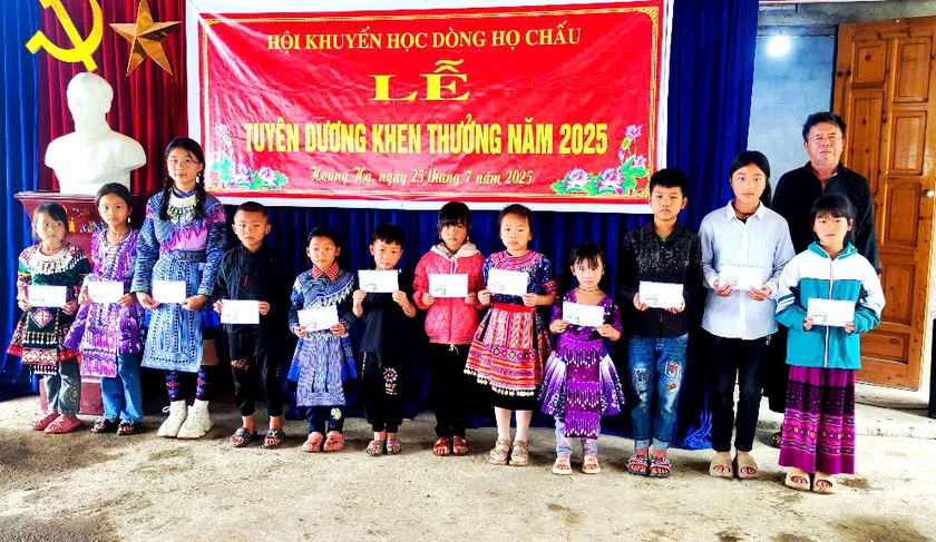 Dòng họ Chấu, dân tộc Mông ở Lào Cai biểu dương học sinh giỏi, lan tỏa tinh thần hiếu học 1 Dòng họ Chấu, dân tộc Mông ở Lào Cai tổng kết công tác khuyến học và khen thưởng học sinh giỏi, xuất sắc của dòng họ năm học 2024 - 2025. Ảnh: Xuân Yên