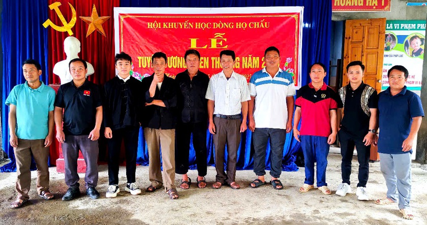 Dòng họ Chấu, dân tộc Mông ở Lào Cai biểu dương học sinh giỏi, lan tỏa tinh thần hiếu học 2 Dòng họ Chấu hiếu học ở thôn Hoàng Hạ, xã Bắc Hà, tỉnh Lào Cai. Ảnh: Xuân Yên