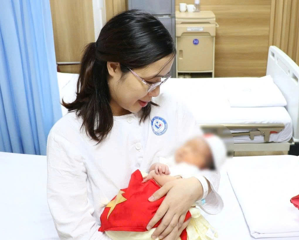 Bé gái 3,3kg chào đời từ phôi thai được lưu trữ hơn 11 năm tại Hà Nội 2 Em bé chào đời khỏe mạnh từ phôi thai được bảo quản 11 năm (Ảnh: Bệnh viện cung cấp).