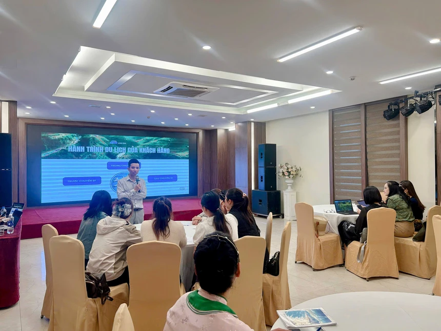 Giảng viên chia sẻ kiến thức hữu ích tới các học viên. (Ảnh Phụ Nữ Việt Nam)