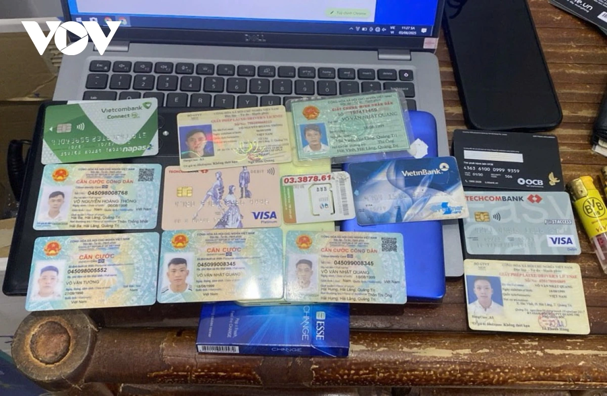Bắt nhóm hacker chiếm đoạt hàng tỷ đồng qua Facebook của người Việt ở nước ngoài 2 Giấy tờ và tài liệu thu giữ được.