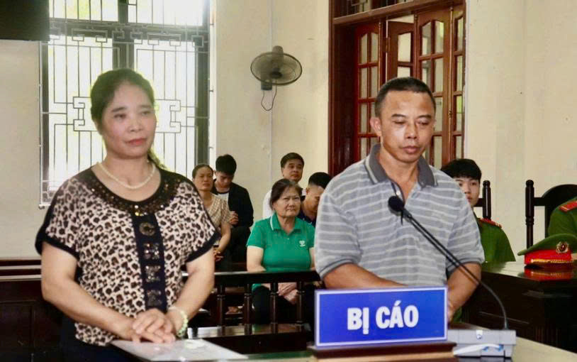Xét xử vụ sản xuất giá đỗ bằng hóa chất cấm ở Lào Cai 1 Hai bị cáo Tạ Văn Hải (bên phải ảnh) và Lê Thị Thắm (bên trái ảnh) tại Toàn án nhân dân khu vực 6 - tỉnh Lào Cai. (Ảnh Trần Anh)