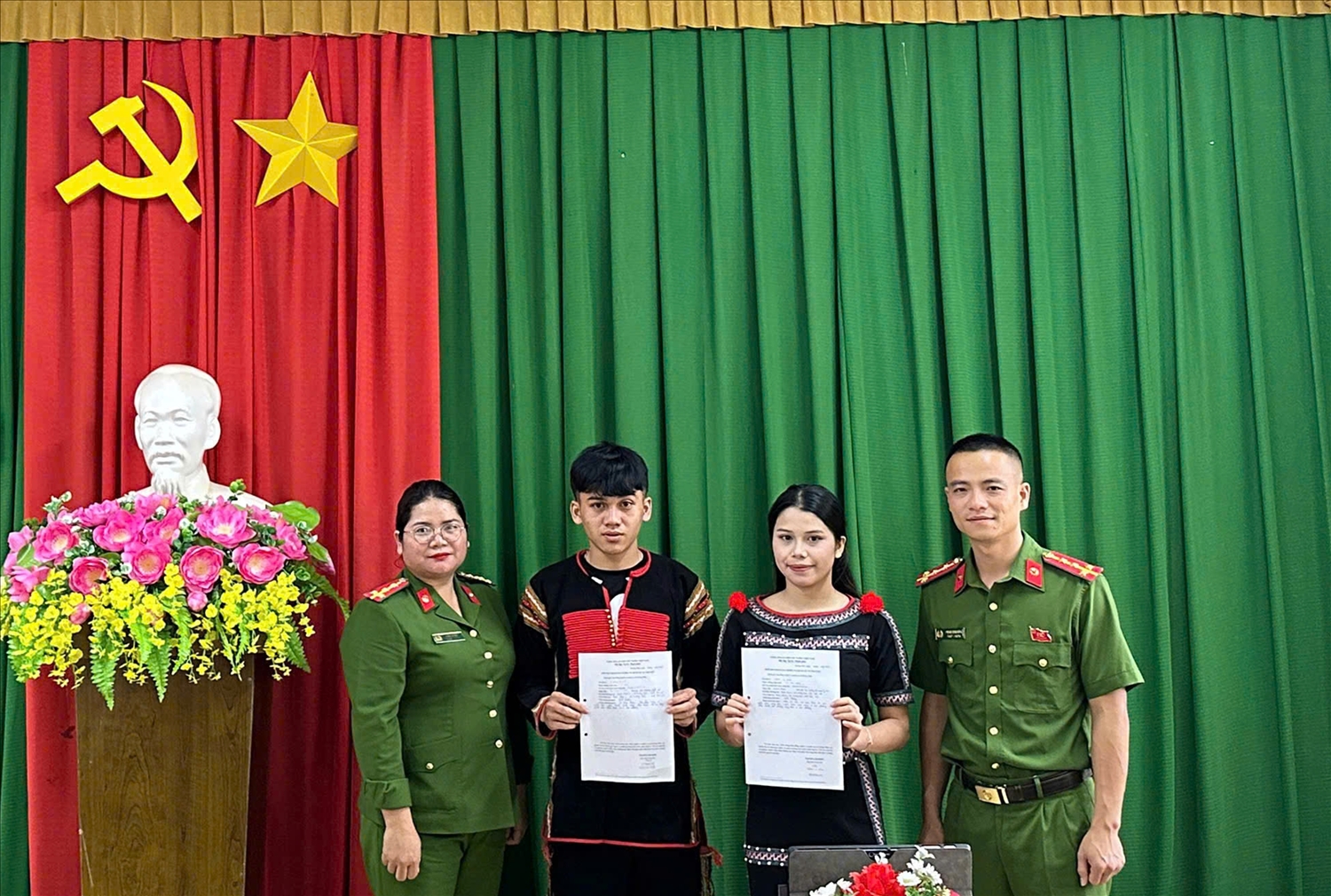Thanh niên buôn làng nhiệt huyết viết đơn tình nguyện nhập ngũ 4 Hai thanh niên DTTS viết đơn tình nguyện tham gia nghĩa vụ Công an. (Ảnh: NT)