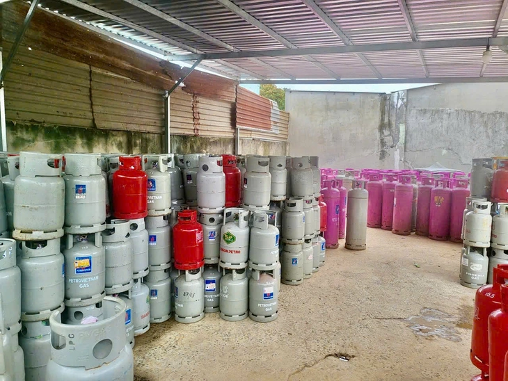 TP.HCM: Triệt phá đường dây sản xuất gas giả khủng, 8 người bị khởi tố 3 Hàng trăm bình gas thành phẩm, vỏ bình, tem chống giả phục vụ sản xuất gas giả - Ảnh: Công an cung cấp