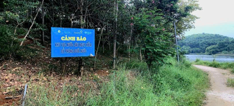 Nam sinh lớp 11 đuối nước thương tâm tại hồ Thác Bà, Lào Cai. 2 Hồ Thác Bà đã được cắm nhiều biển cảnh báo "khu vực nước sâu, nguy hiểm, đề phòng đuối nước" nhưng vẫn xảy ra những vụ tai nạn thương tâm.