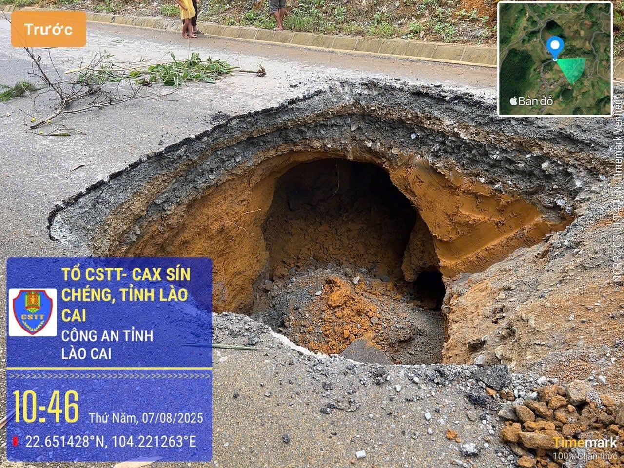 Tuyến đường liên xã tại Lào Cai xuất hiện hố sâu 4 mét 2 Hố sụt lún xuất hiện bất ngờ với diện tích lớn, lực lượng chức năng phải treo biển cảnh báo. Ảnh: Công an xã Sín Chéng.