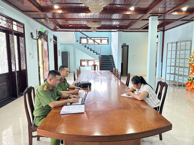 Dựng chuyện bị cướp để che giấu việc mất tiền trên TikTok, một phụ nữ bị xử lý 1 Hồ Thị Thu Hương khai nhận với Công an là tự dựng lên vụ việc bị cướp giật tài sản.