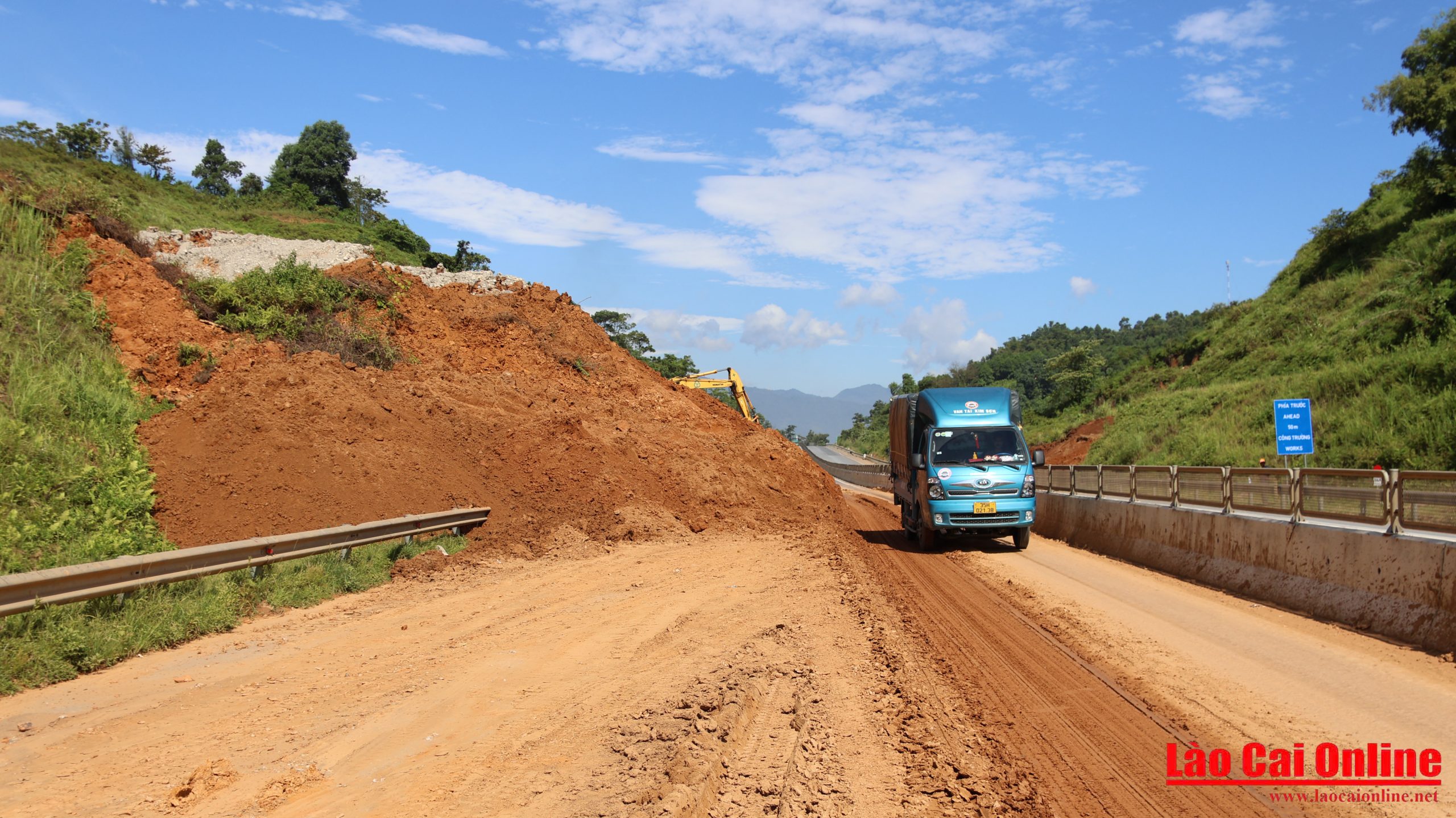 Hiện trường vụ sạt lở taluy dương tại Km241+700 cao tốc Nội Bài – Lào Cai sau khi được khắc phục. Tuyến đường đã được thông bước 1, các phương tiện có thể lưu thông trở lại . Ảnh Du Kỷ