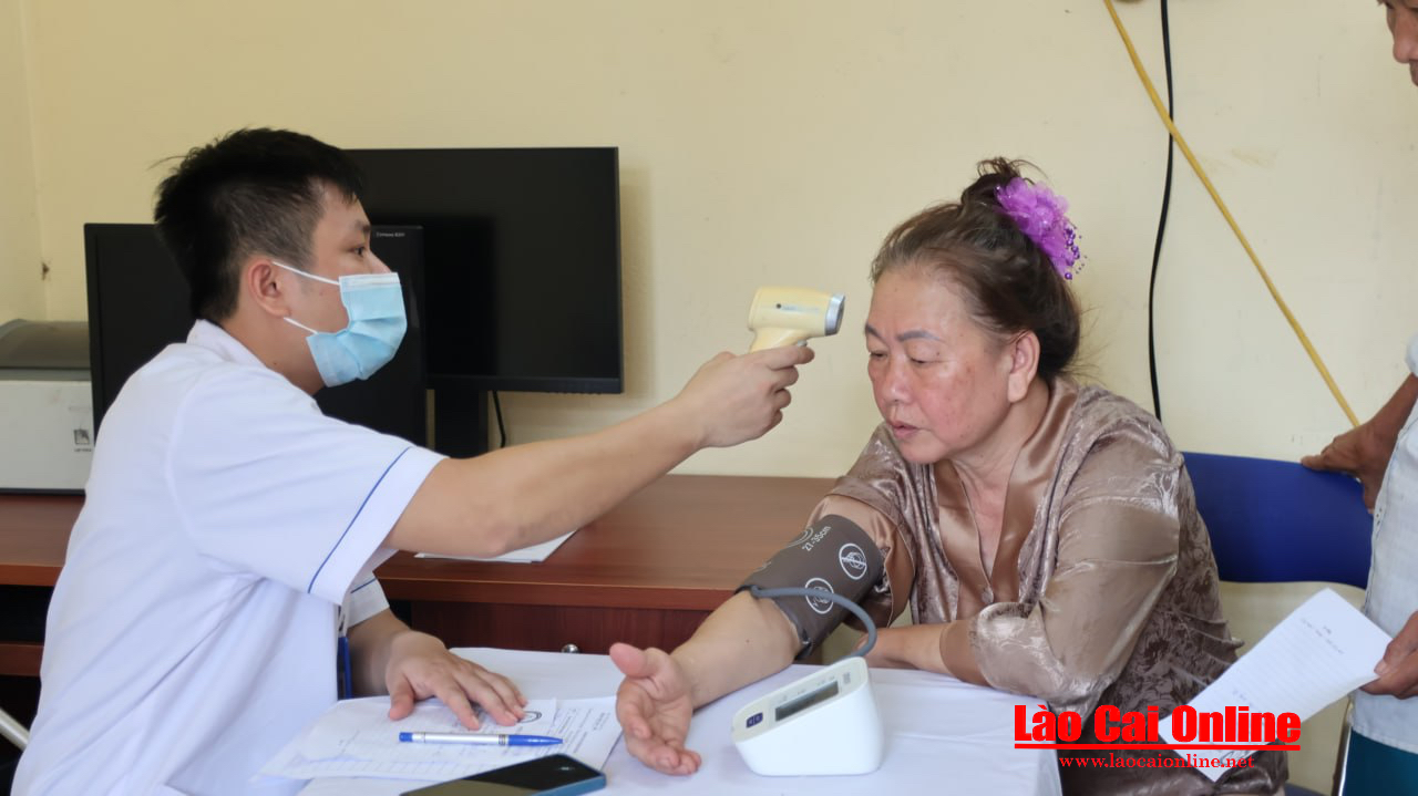 Bác sĩ khám tai, mũi họng và đo huyết áp cho người dân 