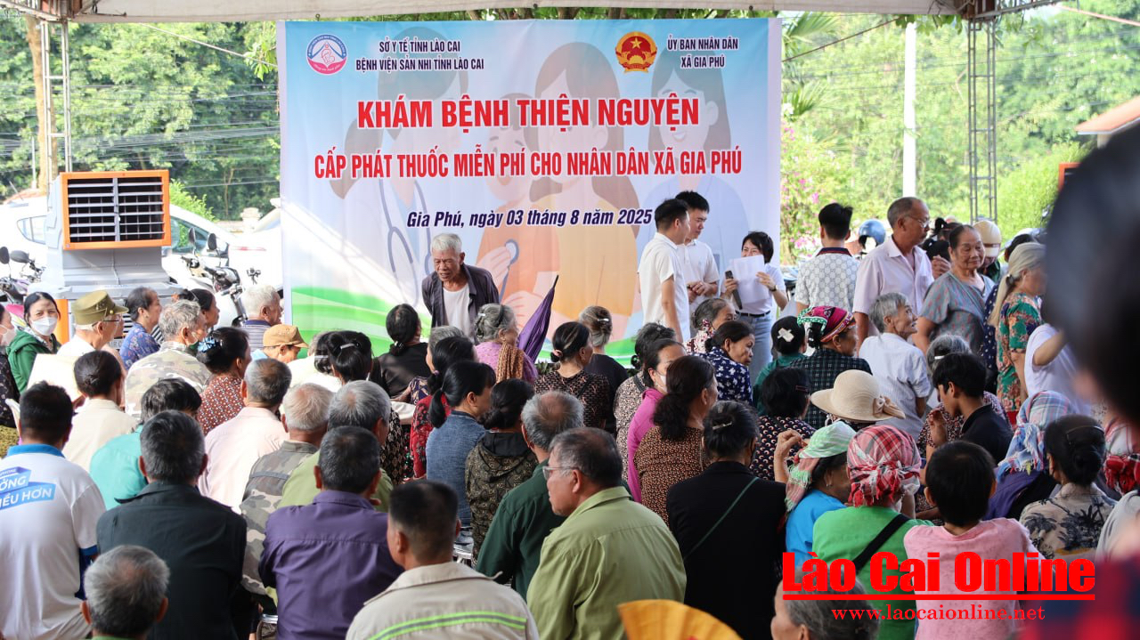 Người dân xã Gia Phú đến khám, nhận thuốc miễn phí tại Trạm Y tế xã.