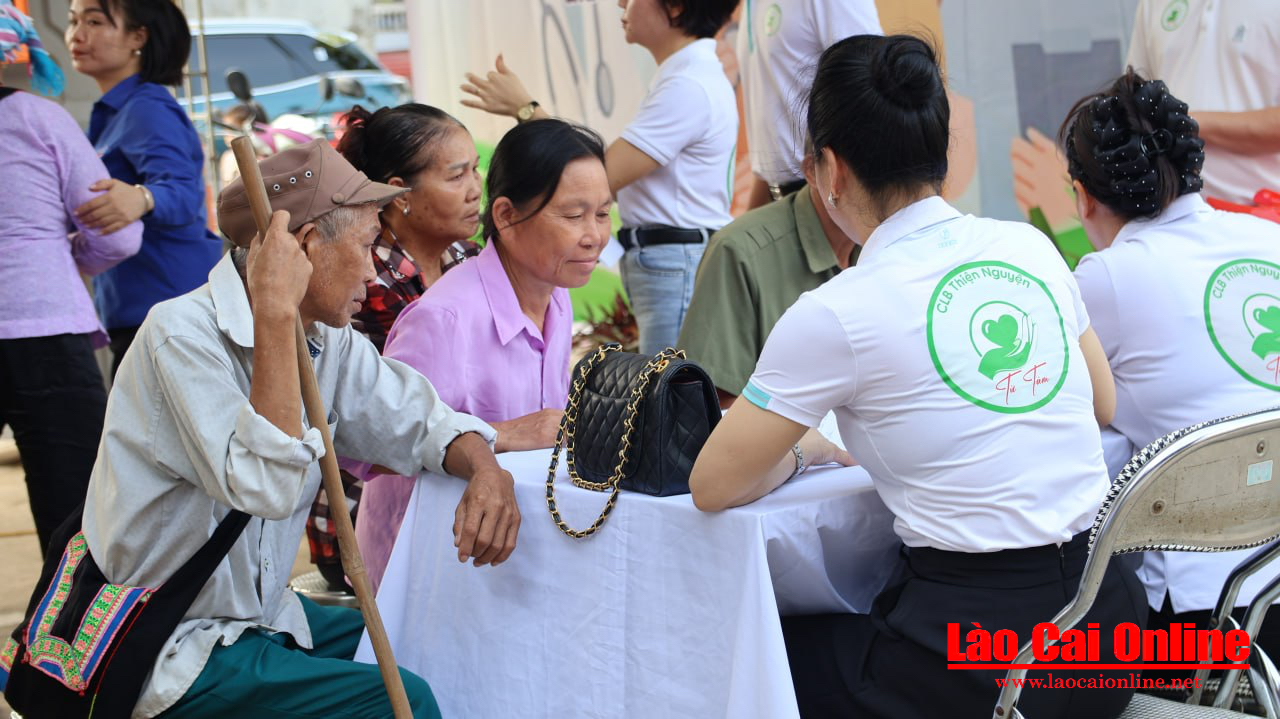 Tình nguyện viên CLB Thiện Nguyện Từ Tâm tư vấn, hướng dẫn người dân xã Gia Phú trong chương trình khám, cấp thuốc miễn phí.