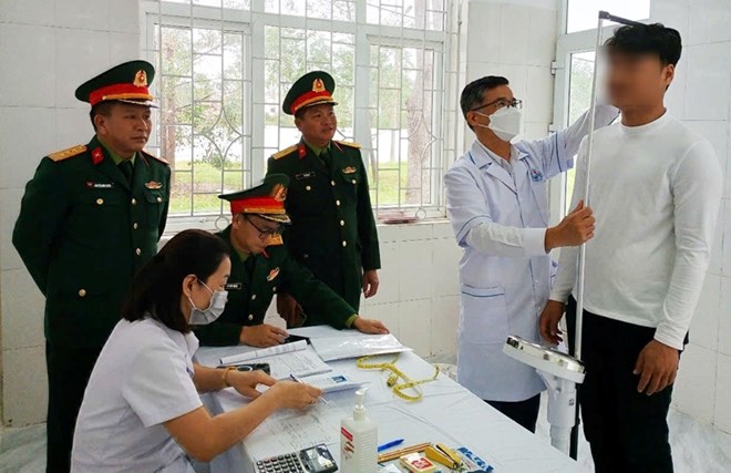 Không chấp hành lệnh gọi nhập ngũ, có thể bị phạt đến 75 triệu đồng 1 Khám nghĩa vụ quân sự năm 2025 cho công dân tại Quảng Ninh. Ảnh: Hồng Văn