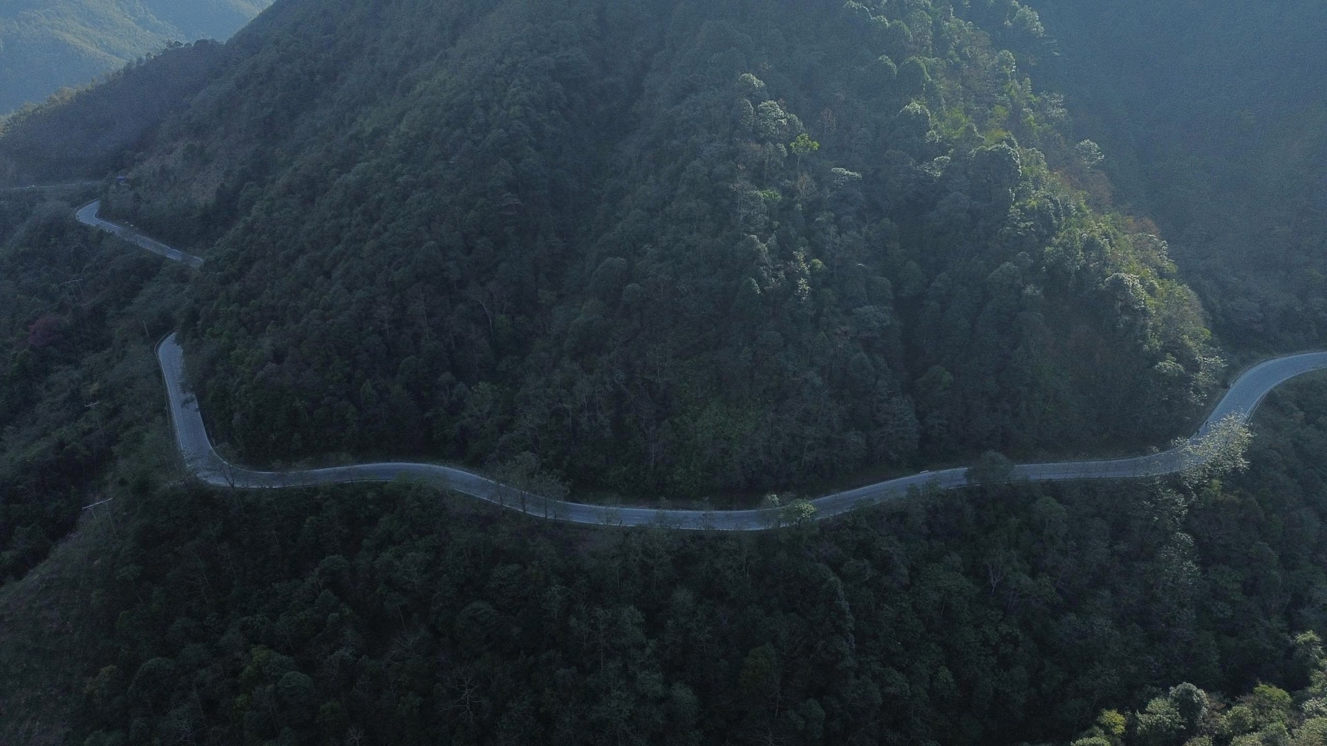 Khi hoàn thành, hầm sẽ giúp rút ngắn được gần 20km đường núi khó đi. Ảnh: Trung Dũng.
