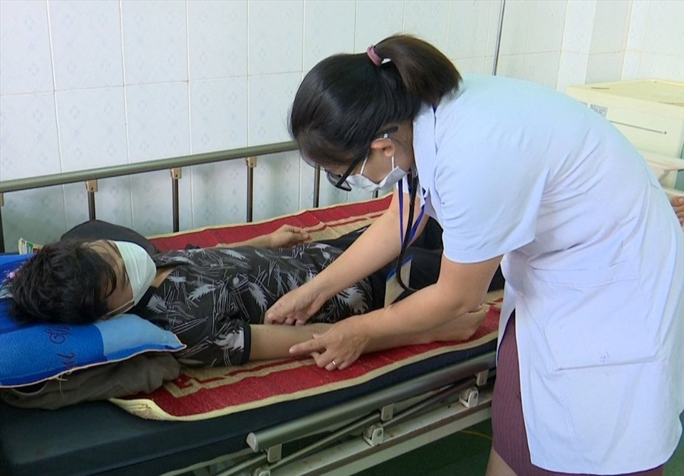 Khoa Truyền nhiễm, Bệnh viện đa khoa vùng Tây Nguyên đang trị cho nhiều bệnh nhân sốt xuất huyết (ảnh: Lê Hường))