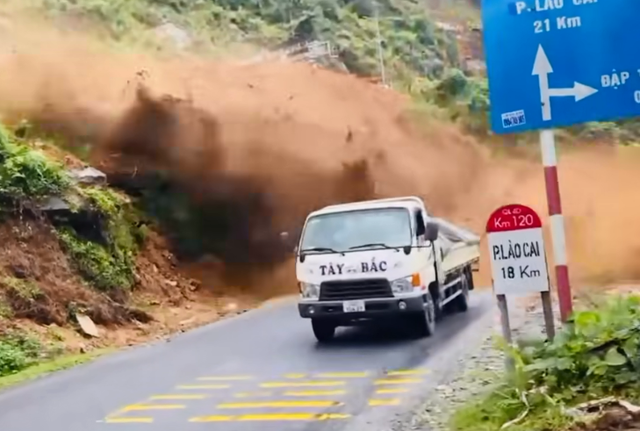 Thót tim cảnh ô tô thoát chết khi núi bất ngờ sạt lở ở Sa Pa 2 Khoảnh khắc chiếc ô tô tải vừa di chuyển qua thì đất đá ào ào đổ ụp xuống đường. Ảnh: Cắt từ clip.