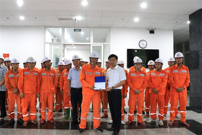 Lãnh đạo Công ty Điện lực Lào Cai tặng quà động viên đội xung kích lên đường hỗ trợ tỉnh Nghệ An. Ảnh: Đinh Thùy/TTXVN