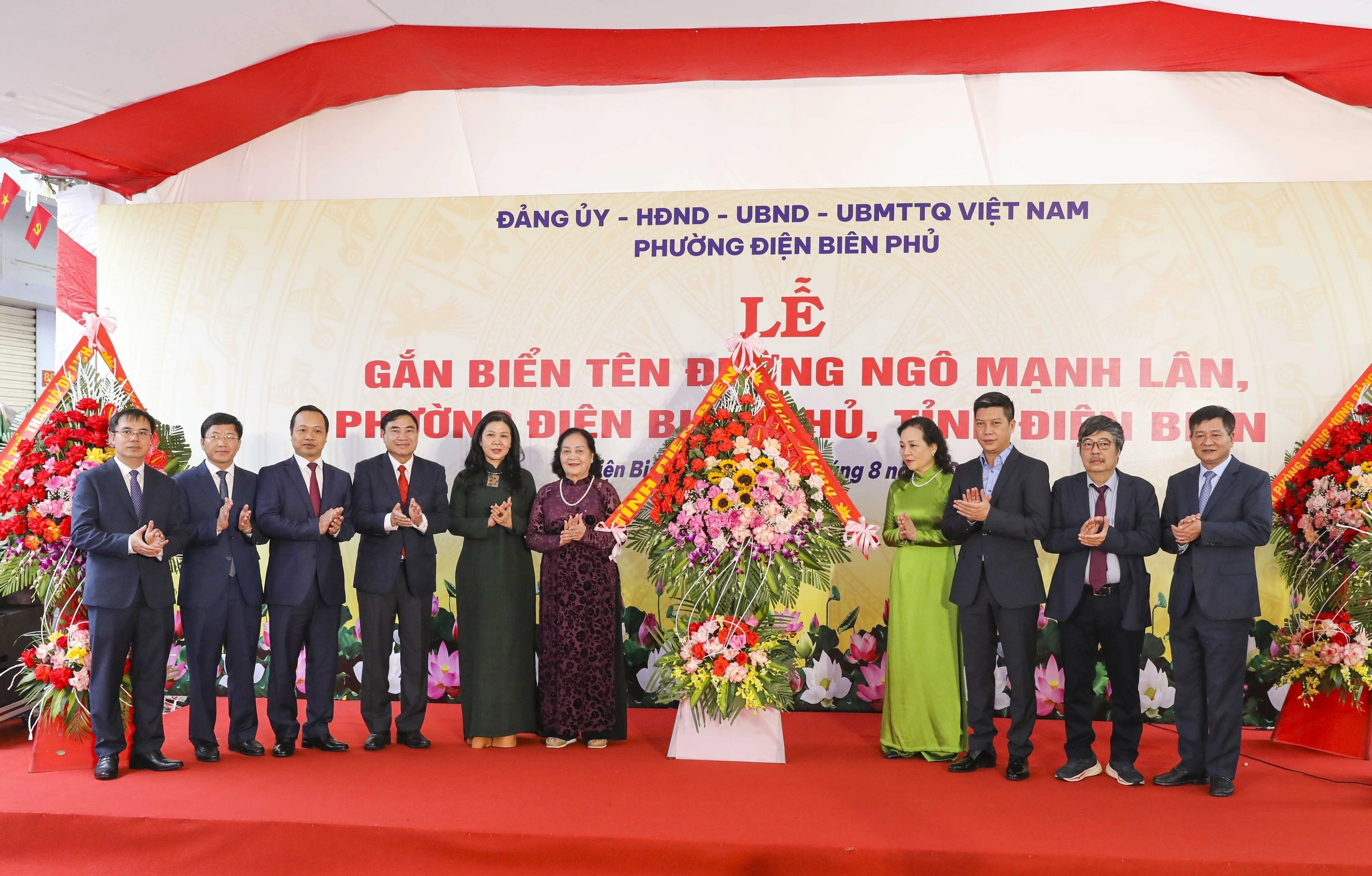 Phu nhân Tổng Bí thư dự lễ gắn biển đường Ngô Mạnh Lân tại Điện Biên 4 Lãnh đạo tỉnh Điện Biên tặng hoa chúc mừng gia đình cố Nghệ sĩ nhân dân Ngô Mạnh Lân. ẢNH: TTXVN
