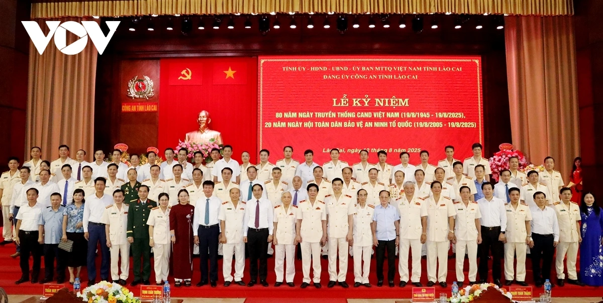 Lãnh đạo tỉnh Lào Cai chụp ảnh lưu niệm cùng cán bộ, chiến sĩ Công an tỉnh. Ảnh: Thừa Xuân
