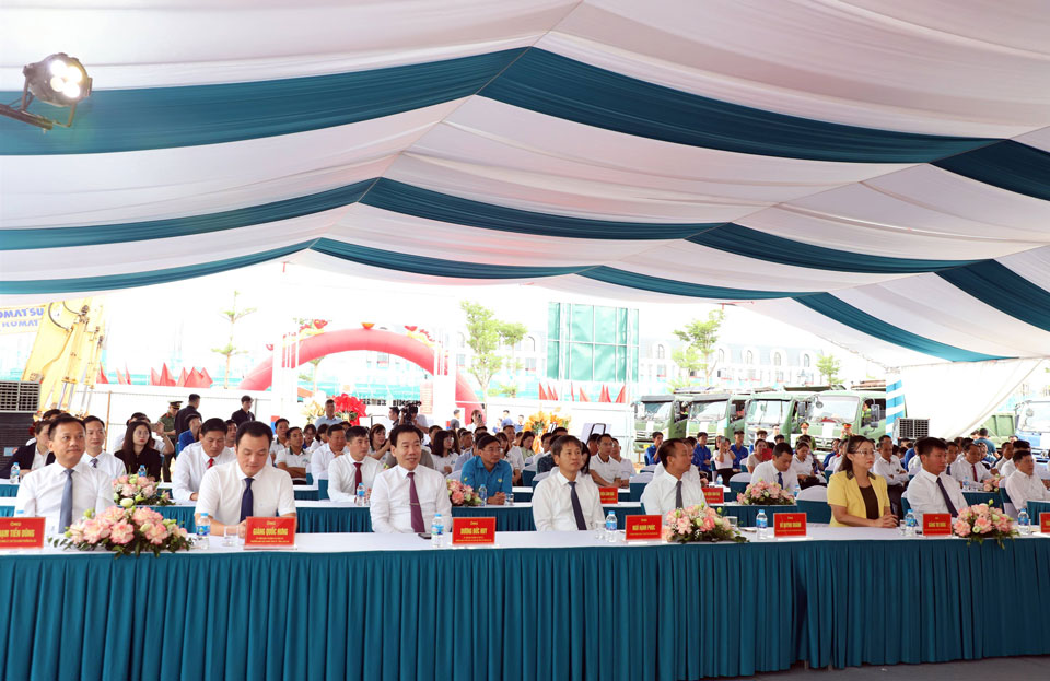 Lãnh đạo tỉnh Lào Cai dự lễ động thổ 6 tòa nhà ở xã hội ngày 19.8 vừa qua. Ảnh: Linh Vũ