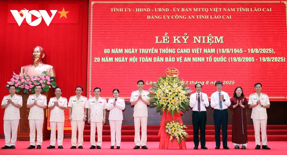 Lãnh đạo tỉnh Lào Cai tặng hoa chúc mừng Công an tỉnh Lào Cai. Ảnh: Thừa Xuân